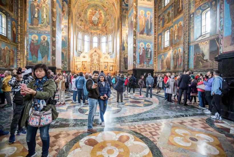 Туристы фотографируются в храме