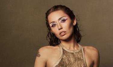 Майли Сайрус рассказала, что её интимной жизни мешает прах в её спальне