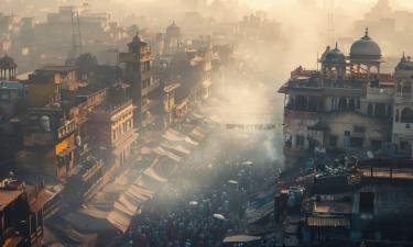 Кремационный дым и круглосуточные костры формируют плотный туман над гхатами Варанаси