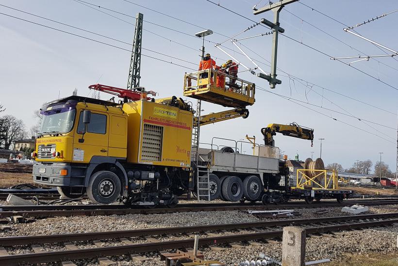 MAN 26.414 - автомобиль на комбинированном ходу с подъемной платформой и краном, а также двумя тележками (для эксплуатации на железных дорогах) и четырьмя осями (для эксплуатации на дорогах)