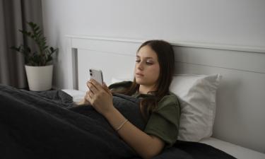 Вред залипания в смартфоне перед сном подчеркнул невролог Павел Хорошев