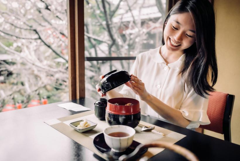 Японка за столом с едой