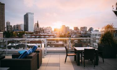 Бар на крыше с видом на Бостон: что в нём такого, что идут даже днём