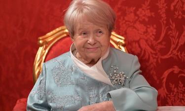 Александра Пахмутова начала писать музыку с раннего детства