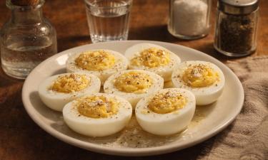 Закуску "Пыжи" готовят из варёных яиц соли и уксуса