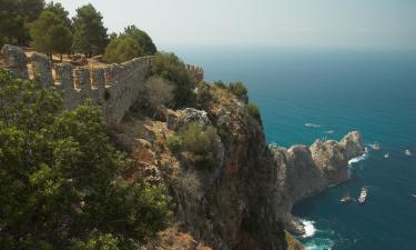 Крепость Аланьи сохраняет башни и сооружения от Византии до Османской эпохи