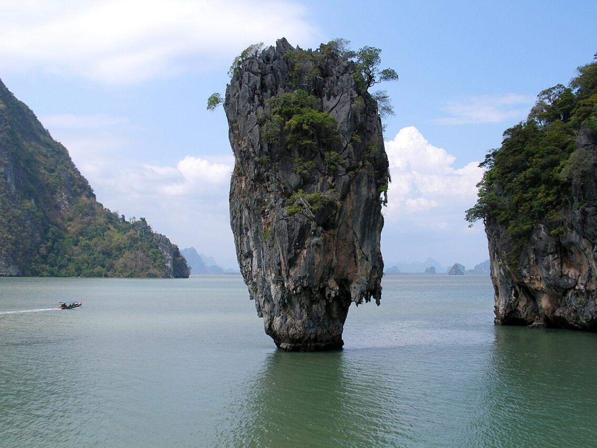 Остров Джеймса Бонда стал известен после съемок фильма в 1974 году