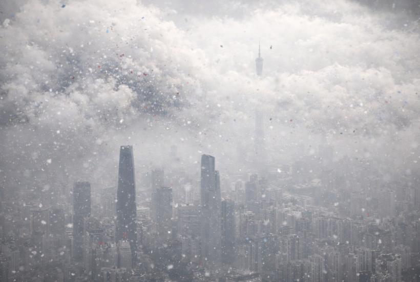 Город в тумане и пластик летает в воздухе