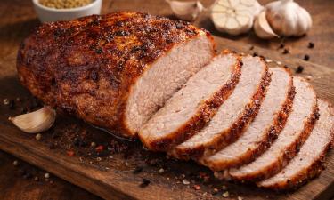 Свиную шею запекают в фольге при 190°С около двух часов