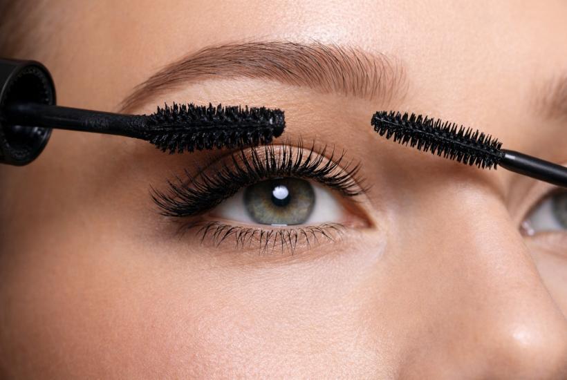 Нанесение туши на ресницы