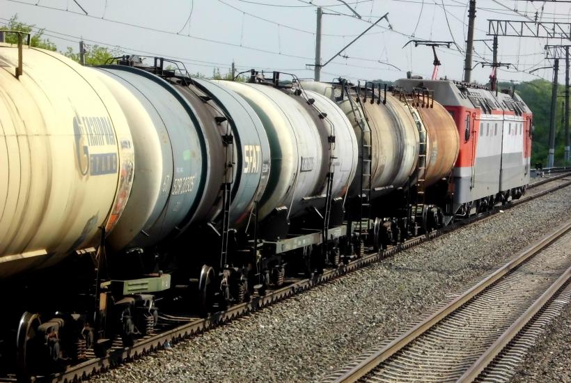 Вагон-цистерна для нефти и светлых нефтепродуктов f005