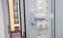 Не переключили окно на зиму — сквозняки не заставят себя ждать: пара движений вернёт тепло в дом