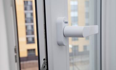 Не переключили окно на зиму — сквозняки не заставят себя ждать: пара движений вернёт тепло в дом