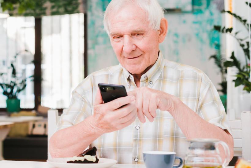 Пожилой мужчина с телефоном
