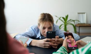 Чтение с тусклого экрана и близкое расстояние до глаз перегружают зрение