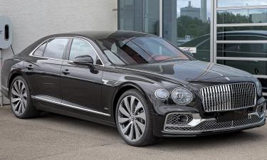 Роскошь не спешит на батарейки: как Bentley решила продлить жизнь бензину вопреки трендам