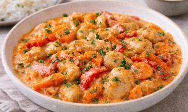 Этот сметанный соус делает курицу невероятно нежной: идеальное горячее на каждый день