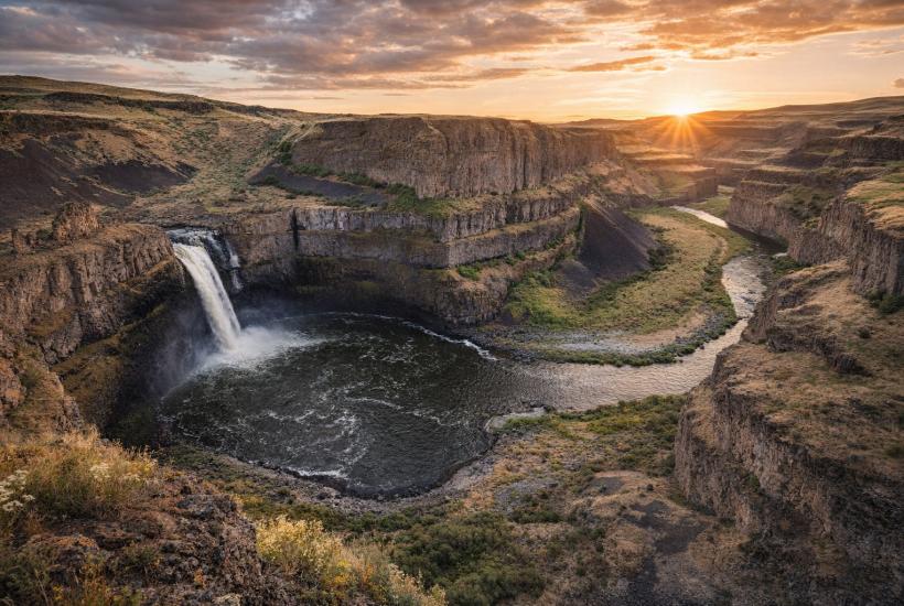 Водопад на закате солнца