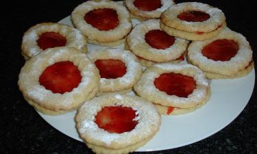 Линцское тесто для рассыпчатого печенья замешивают из холодного масла и желтков