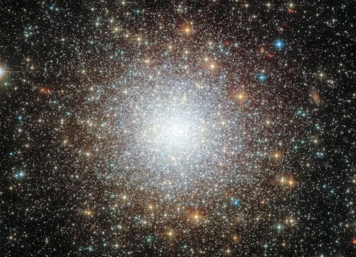 В Большом Магеллановом Облаке открыто звёздное скопление в виде снежка