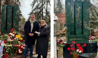 Необычный памятник с багажником: кто из звёзд пришёл почтить память Ширвиндта на кладбище