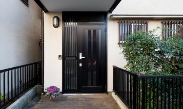 Утепление дверного проёма подушкой-валиком уменьшает сквозняки