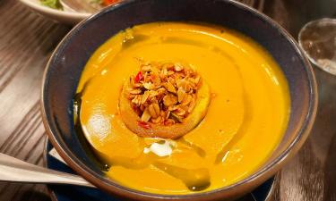 Картофель усиливает бархатную текстуру тыквенного супа