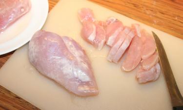 Мытьё курицы перед готовкой признали опасной привычкой — alfavita