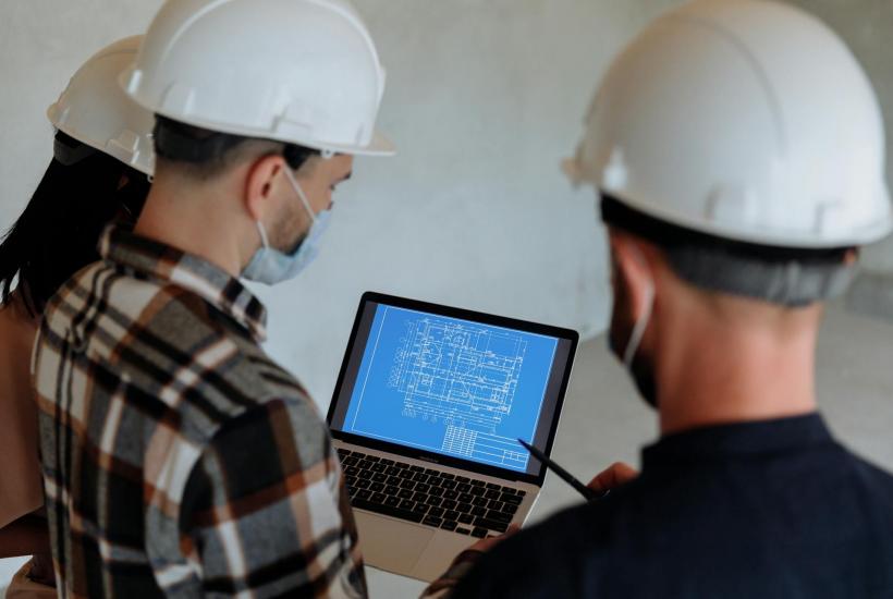 Рабочий смотрит в чертеж