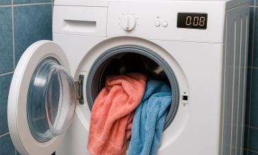 Длительное открытие дверцы стиральной машины ускоряет износ уплотнителя и петель