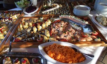 Голодная комиссия — злая комиссия: зачем студенты в вузах кормят преподавателей на госэкзаменах