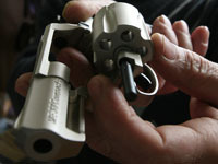 Мотоциклист обстрелял водителя автобуса в Москве. 