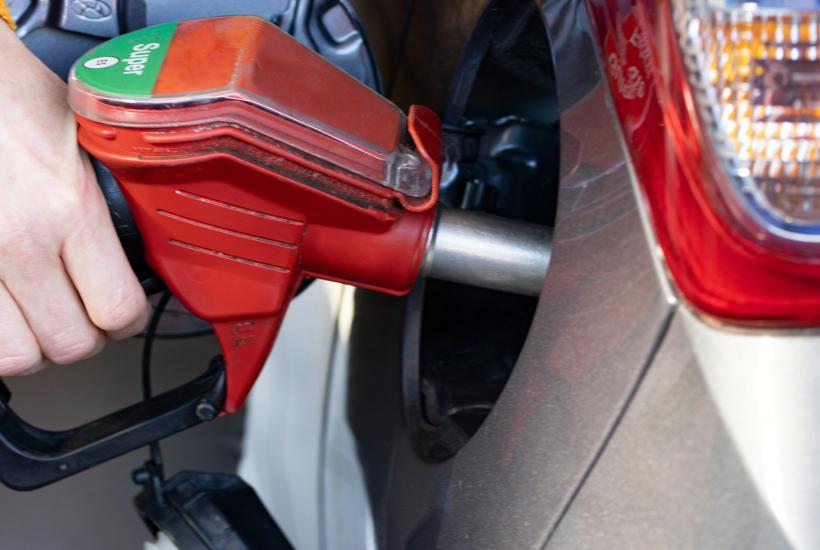 Заправочный пистолет в баке