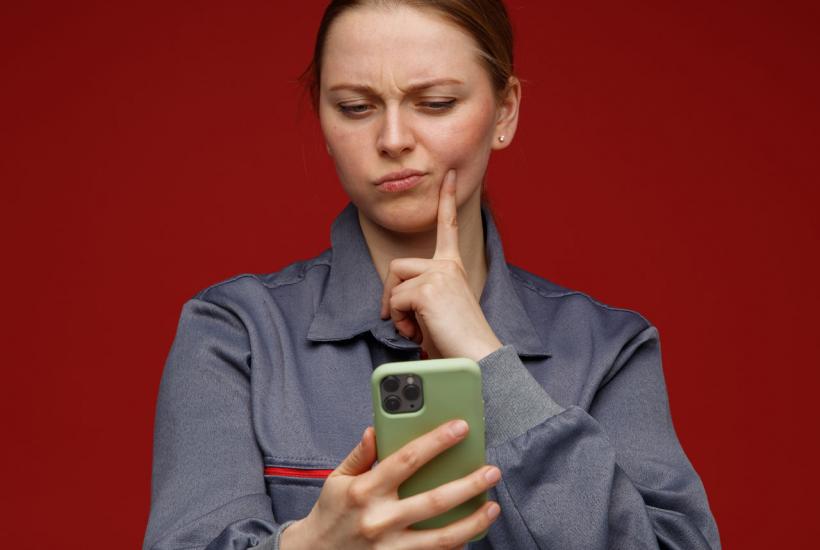 Критически настроенная девица с телефоном
