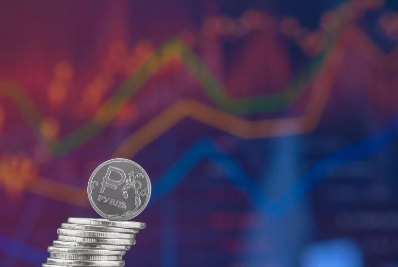 Bloomberg назвал рубль самой крепкой валютой 2025 года