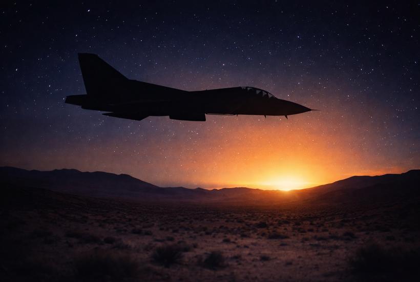 Силуэт самолёта над пустынным пейзажем