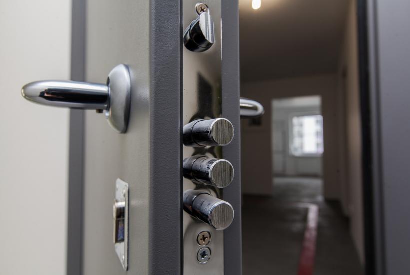 Открытая дверь