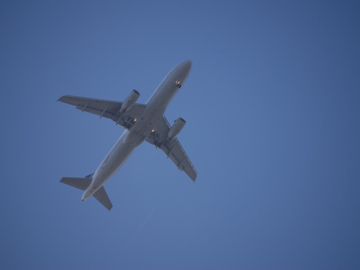 Турист надеялся любоваться горами, но получил глухую стену вместо иллюминатора: вот что нужно знать при бронировании места в самолёте