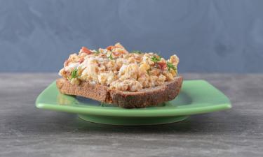 Простую намазку из шпрот готовят с яйцами и плавленым сыром