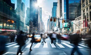 Поворот по правилам — риск по факту: чему автошколы учат зря и как ездят на самом деле