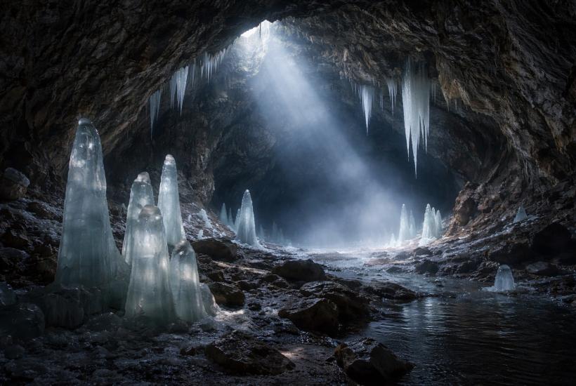 Ледяной зал пещеры