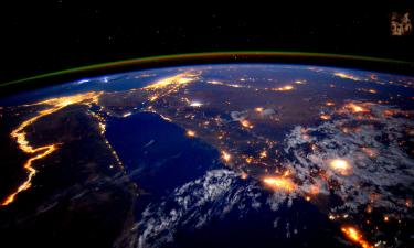 Северное полушарие темнеет быстрее южного из-за потери льда и снега — по данным Earth