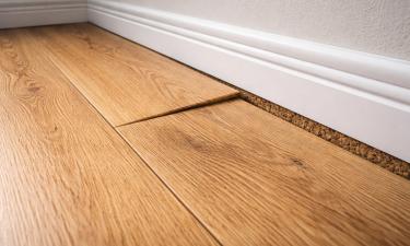 Пол поёт под ногами: как убрать скрип ламината без вскрытия и пыли