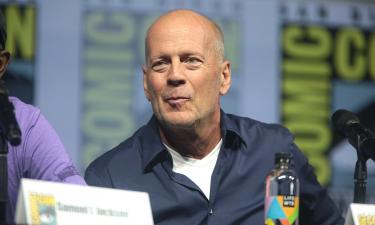 Любви не нужны слова: жена Брюса Уиллиса рассказала об их новой жизни после страшного диагноза