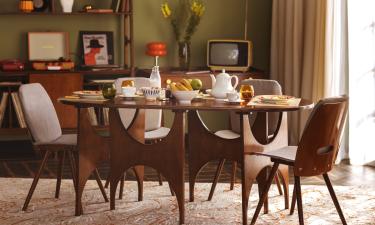 Круглый стол и лёгкие стулья помогут сделать столовую просторнее — Southern Living