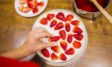 Как приготовить бисквитный пирог с ягодами и нежным сметанным кремом