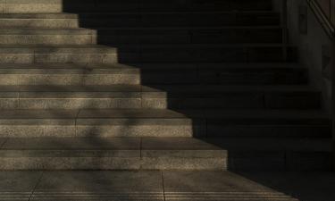 Упражнение спуск со ступеньки укрепляет здоровье коленей