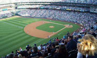 Бейсбольная игра в Сиэтле началась с падения лосося на стадион