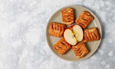 Быстрые слойки с яблоками готовятся с корицей и джемом за полчаса