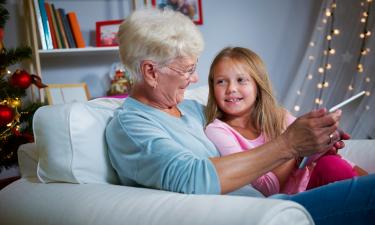 Как научить бабушку пользоваться смартфоном: 3 золотых правила терпеливого внука